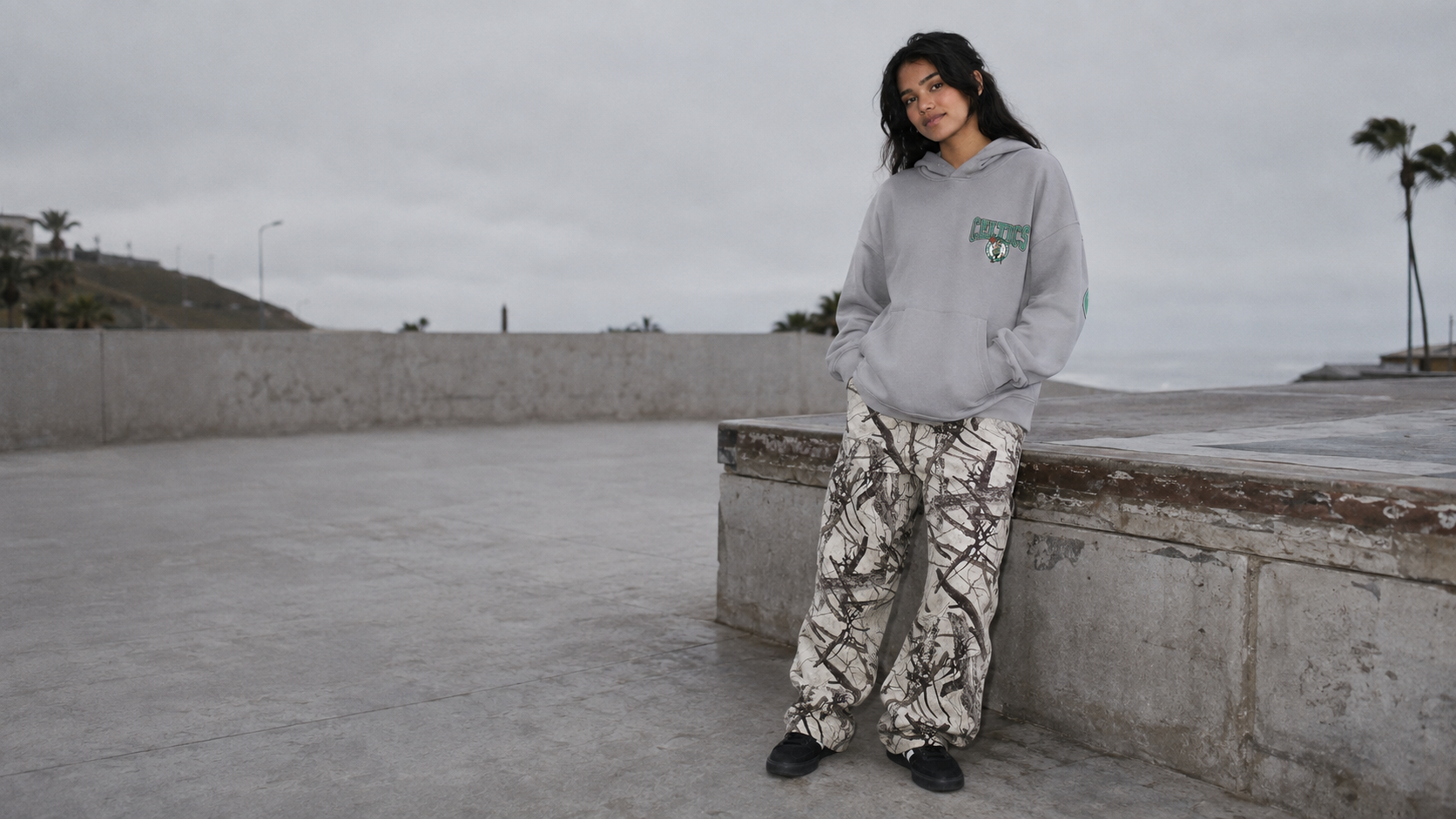 Outfit con hoodie Boston Celtics y pantalón Forest Camo Graphic Carpenter