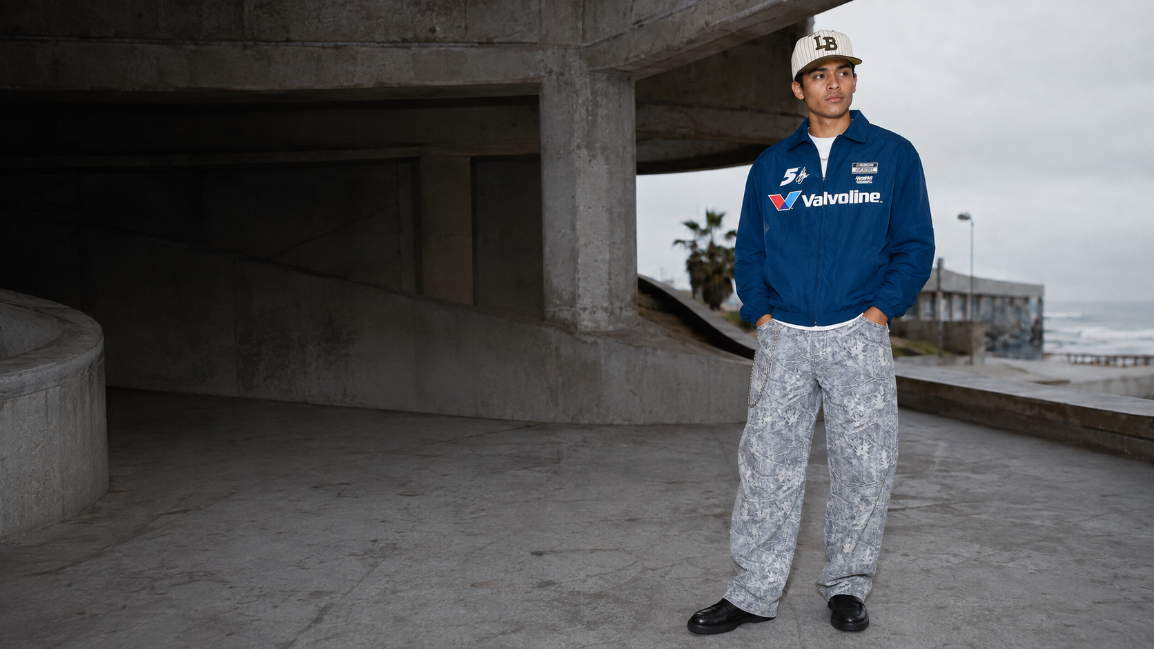 Outfit streetwear con gorra Pinstripe Logo Cap y pantalón Forest Camo Carpenter